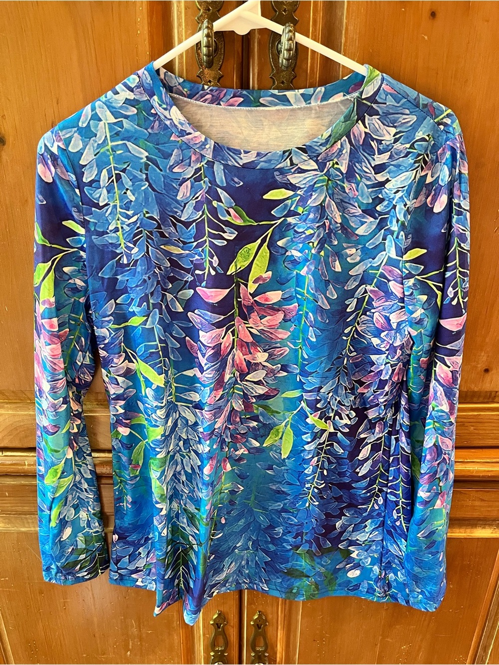 NEW!! BLUE FLORAL ROUND VOLLAR LONG SLEEVE POLYESTER TOP/BLOUSE. SIZE SMALL.